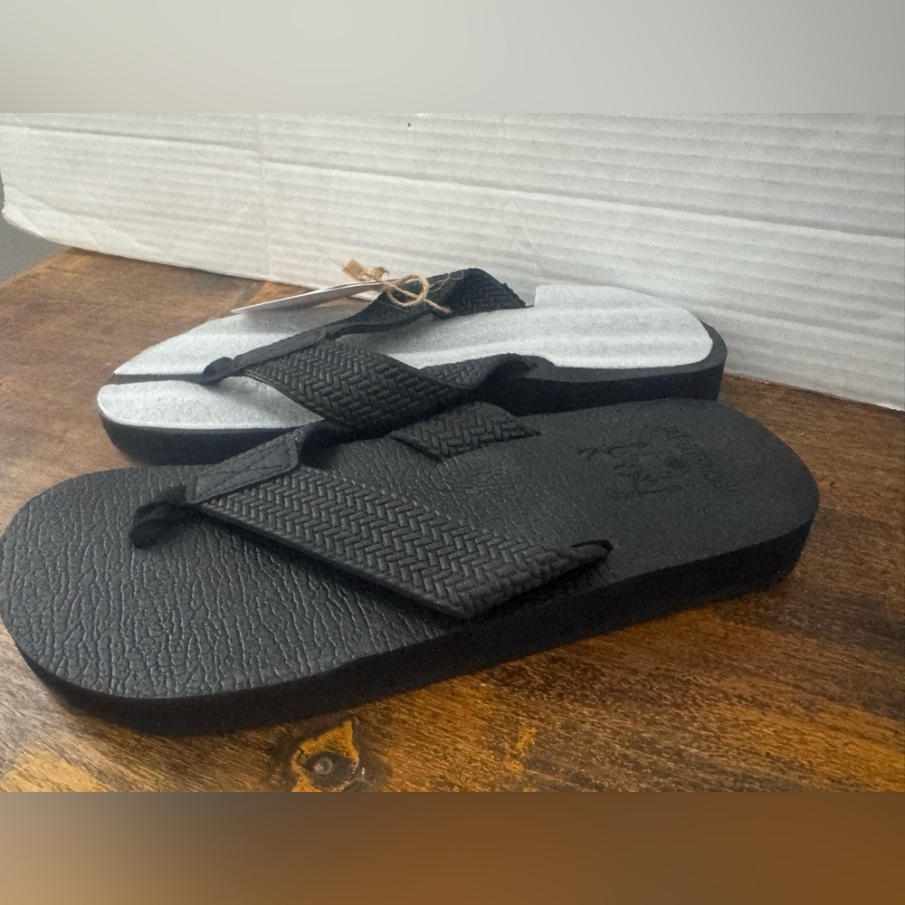 NWT KUAILU Black Rubber Flip Flops Size 7 Women’s Lightweight Beach‎ Sandals